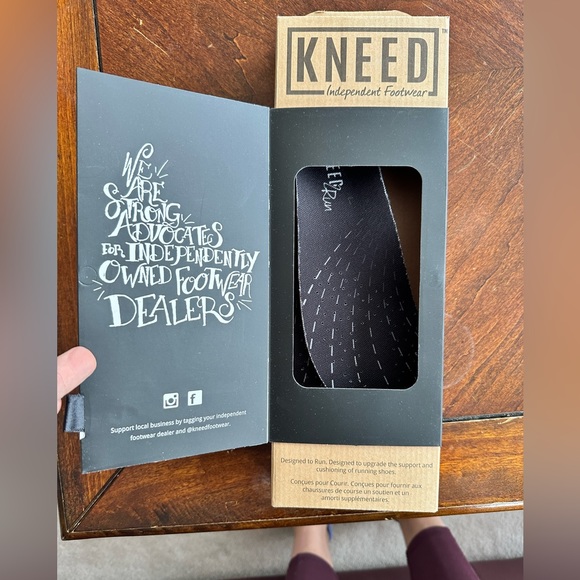 NWT Kneed Independent Footwear - Picture 2 of 9